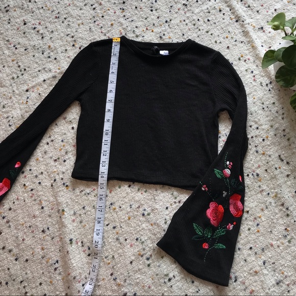 HOST PICK✨H&M Embroidered Floral Crop Top - Picture 9 of 12